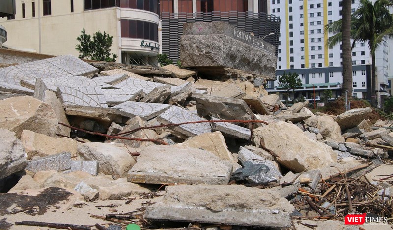 Gạch lát vỉa hè bị sóng biển đánh bật
