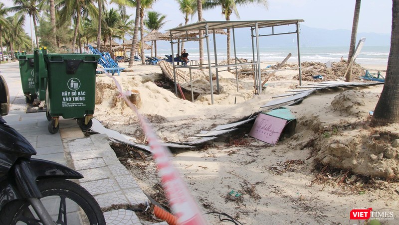 Một đoạn vỉa hè bị sóng biển và nước làm xói