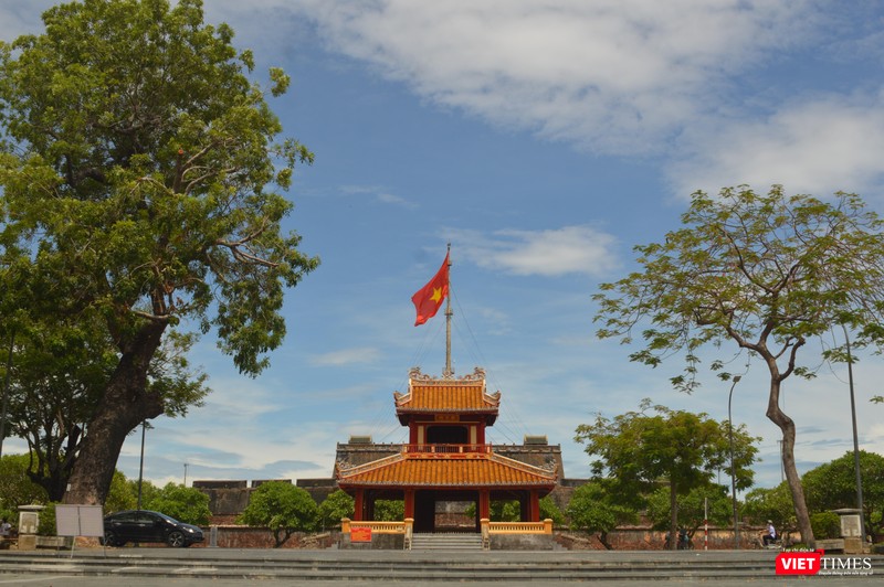Di tích Phu Văn Lâu, phía sau là Kỳ Đài Huế. Di tích Phu Văn Lâu, phía sau là Kỳ Đài Huế.