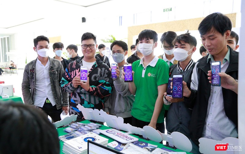 Sinh viên hứng thú với không gian triển lãm IoT tại hơn 30 gian hàng đến từ các doanh nghiệp CNTT và cung cấp các pháp chuyển đổi số Sinh viên hứng thú với không gian triển lãm IoT tại hơn 30 gian hàng đến từ các doanh nghiệp CNTT và cung cấp các pháp chuyển đổi số