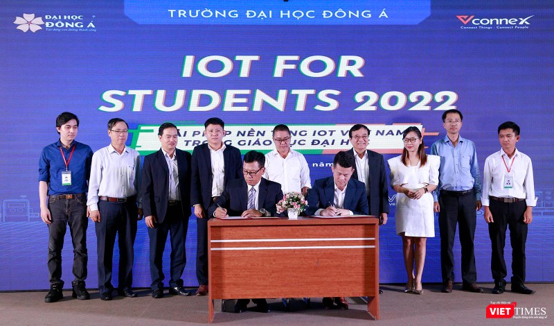 Đại diện Vconnect và ĐH Đông Á ký hợp tác đào tạo, cung ứng nhân lực, nghiên cứu khoa học và chuyển giao giải pháp giáo dục IoT Đại diện Vconnect và ĐH Đông Á ký hợp tác đào tạo, cung ứng nhân lực, nghiên cứu khoa học và chuyển giao giải pháp giáo dục IoT