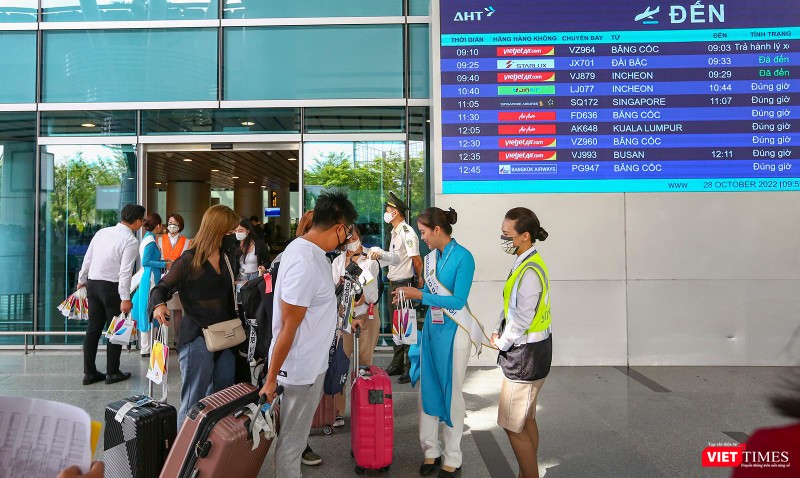 Những hành khách đầu tiên từ Đài Bắc đến Đà Nẵng sau thời gian gián đoạn do dịch COVID-19