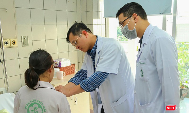 Bác sĩ Khánh và bác sĩ Minh kiểm tra cho bệnh nhân Bác sĩ Khánh và bác sĩ Minh kiểm tra cho bệnh nhân