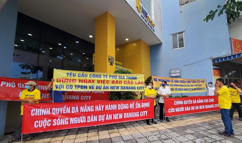 Các nhà đầu tư dự án New Danang City tập trung tại trụ sở Công ty Phú Gia Thịnh đòi quyền lợi (ảnh HTH) Các nhà đầu tư dự án New Danang City tập trung tại trụ sở Công ty Phú Gia Thịnh đòi quyền lợi (ảnh HTH)