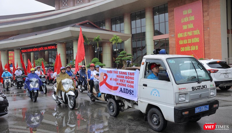 Người dân tham gia diễu hành hưởng ứng Tháng hành động quốc gia phòng, chống HIV/AIDS và Ngày Thế giới phòng chống AIDS năm 2022 diễn ra ngày 26/11, tại TP Bắc Ninh (tỉnh Bắc Ninh)