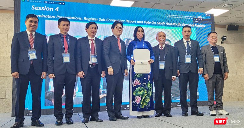 Bà Nguyễn Thị Anh Thi - Phó Chủ tịch HĐND TP Đà Nẵng nhận chứng nhận Bà Nguyễn Thị Anh Thi - Phó Chủ tịch HĐND TP Đà Nẵng nhận chứng nhận