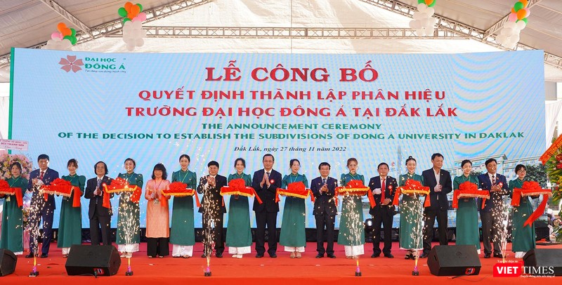 Các đại biểu cắt băng khánh thành phân hiệu ĐH Đông Á tại Đắk Lắk Các đại biểu cắt băng khánh thành phân hiệu ĐH Đông Á tại Đắk Lắk