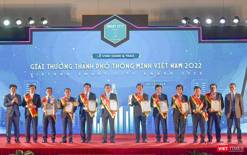 Ông Trần Ngọc Thạch - Phó Giám đốc Sở TT&amp;TT TP Đà Nẵng - (thứ 3 từ trái sang) nhận giải thưởng