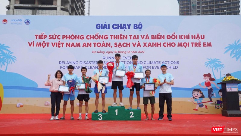 Ban tổ chức trao giải cho các học sinh đoạt giải