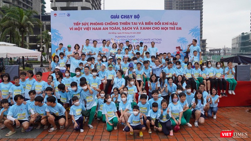 Học sinh tham gia giải chạy chụp ảnh lưu niệm