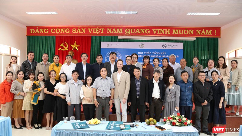 Đại diện các bên chụp ảnh lưu niệm nhân sự kiện Trung tâm Y tế huyện Cư M’gar nhận danh hiệu Bệnh viện Thực hành nuôi con bằng sữa mẹ xuất sắc