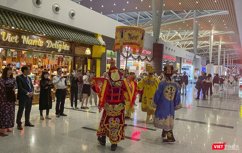 Các nghệ sĩ trình diễn tại nhà ga quốc tế