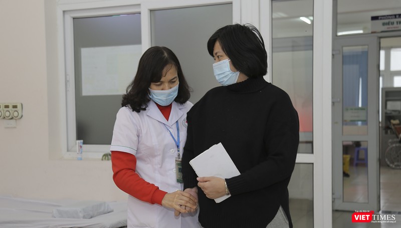 Bệnh nhân L. tự đi lại sau thời gian điều trị