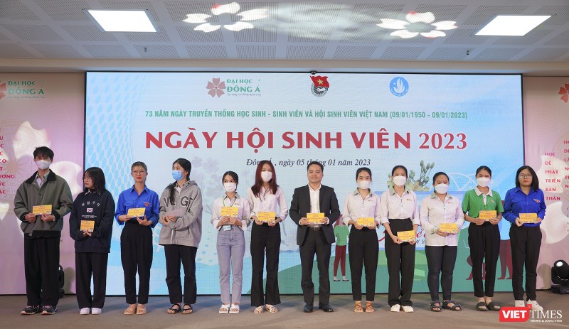 Đại diện Ban Giám hiệu ĐH Đông Á trao học vé xe Tết cho sinh viên