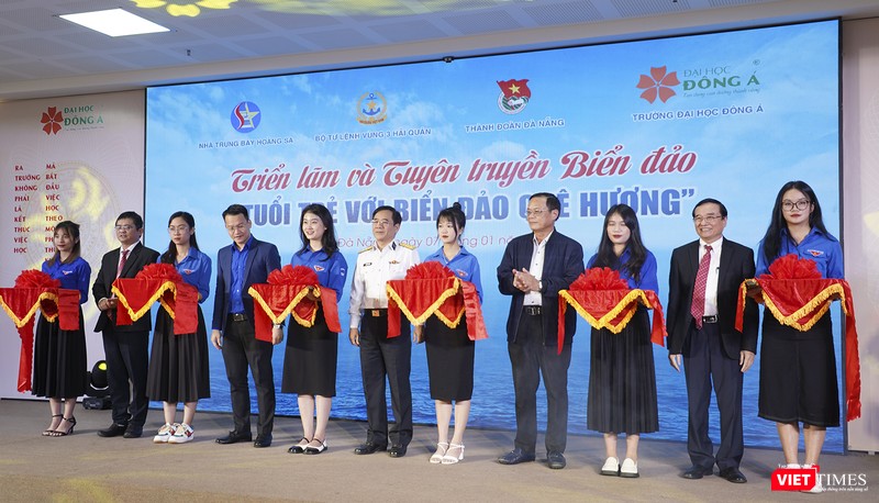 Đại diện Nhà trưng bày Hoàng Sa, Thành đoàn Đà Nẵng, Phòng Chính trị -Tư lệnh Vùng 3 Hải quân và ĐH Đông Á cắt băng khai mạc triển lãm và tuyên truyền biển đảo mang chủ đề &quot;Tuổi trẻ với biển đảo quê hương&quot;.