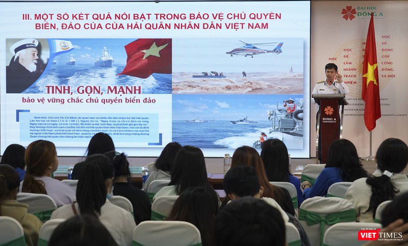 Đại diện Phòng Chính trị -Tư lệnh Vùng 3 Hải quân chia sẻ những kết quả nổi bật của lực lượng Hải quân trong bảo vệ chủ quyền biển