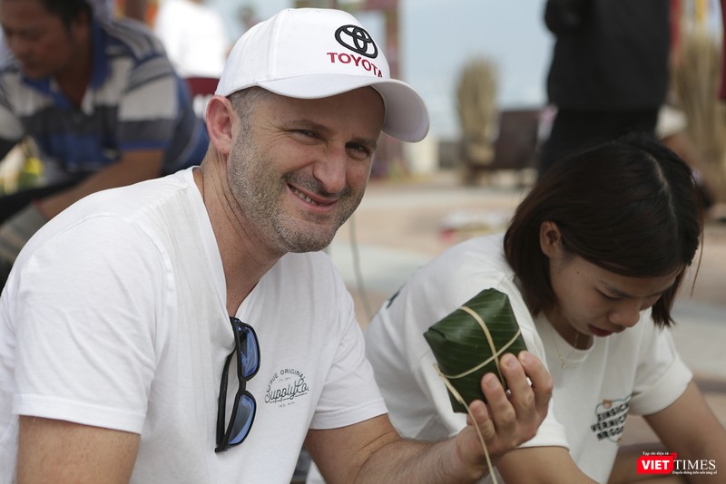 Du khách nước ngoài thích thú khi tự tay gói bánh