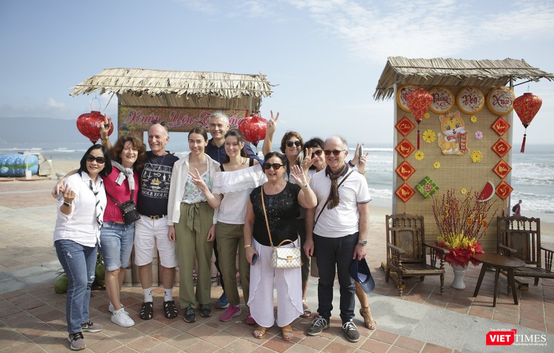 Du khách thích thú checkin tại không gian &quot;Xuân yêu thương 2023&quot;