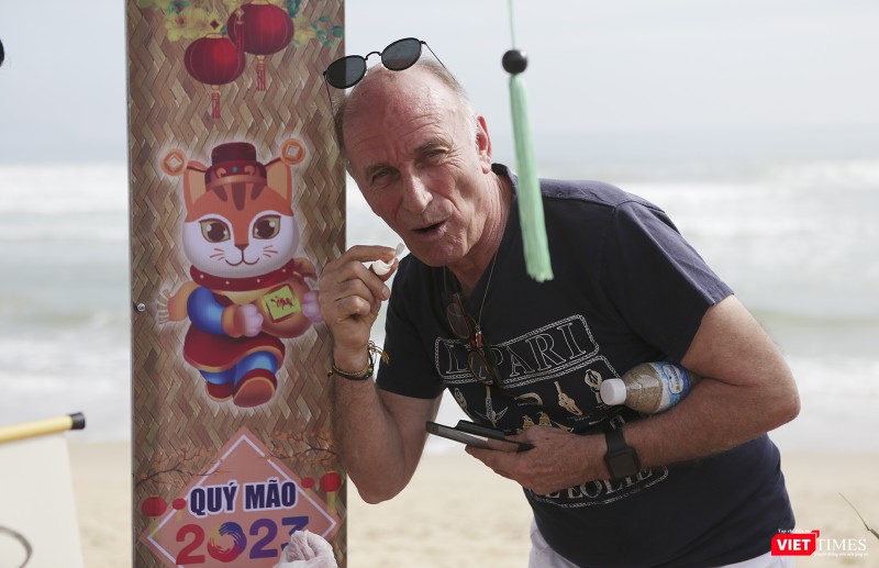 Một vị khách nước ngoài vừa checkin vừa thưởng thức mứt dừa ngày Tết