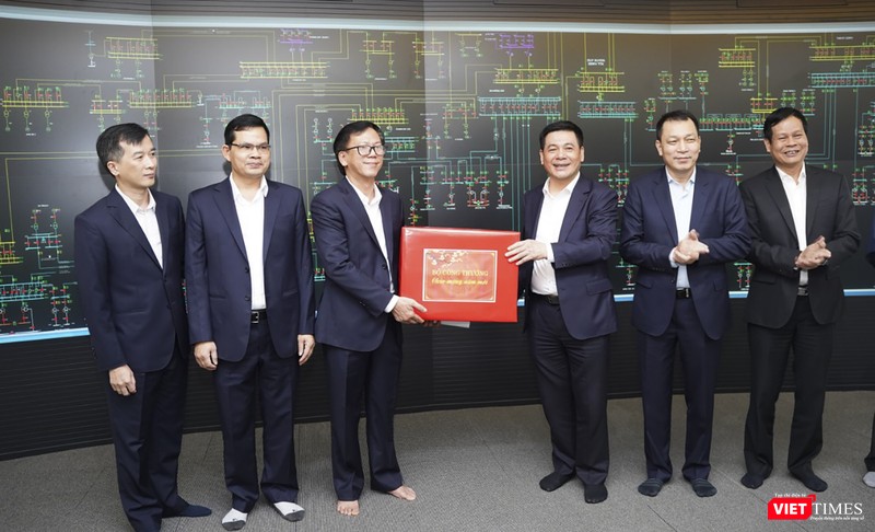 Bộ trưởng Nguyễn Hồng Diên và đoàn công tác của Bộ Công thương tặng quà cho tập thể lãnh đạo, cán bộ công nhân viên Tổng công ty Điện lực miền Trung Bộ trưởng Nguyễn Hồng Diên và đoàn công tác của Bộ Công thương tặng quà cho tập thể lãnh đạo, cán bộ công nhân viên Tổng công ty Điện lực miền Trung