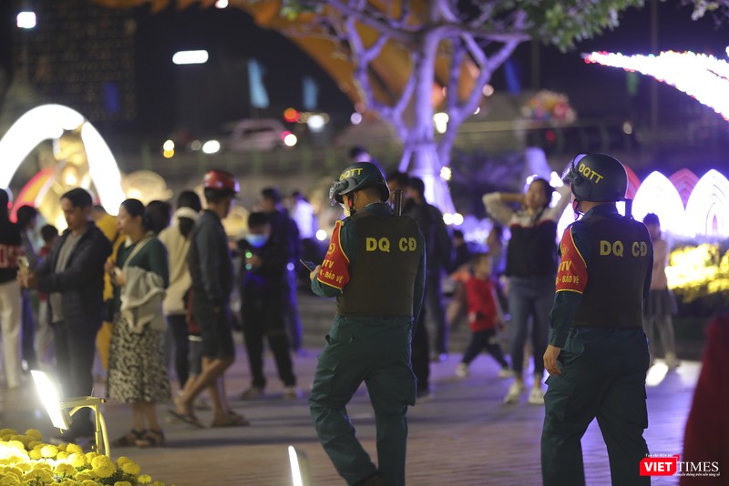 Lực lượng dân quân cơ động tuần tra đảm bảo trật tự