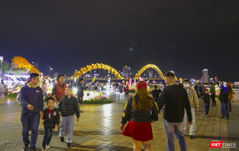 Người dân tiếp tục đổ về đường hoa Xuân tại khu vực công viên bờ Tây cầu Rồng