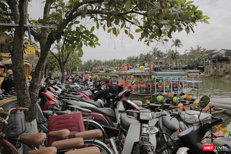 Sông Hoài trên bến, dưới thuyền