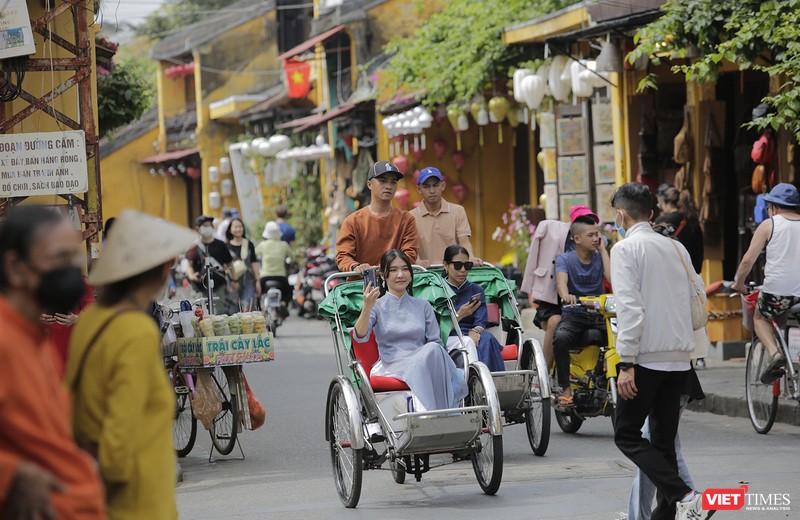 Du khách quốc tế tham quan phố cổ Hội An trong dịp Tết Quý Mão 2023