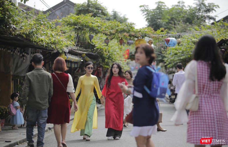 Thiếu nữ ngày Xuân