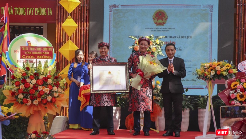 Lễ đón nhận danh hiệu Di sản văn hóa phi vật thể Quốc gia dành cho Lễ hội Tết Nguyên tiêu tại Hội An, do Bộ BV-TT&amp;DL trao