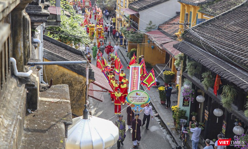 Lễ đón nhận danh hiệu Di sản văn hóa phi vật thể Quốc gia đối với lễ hội Tết Nguyên tiêu Hội An được diễu hành khắp các con phố cổ