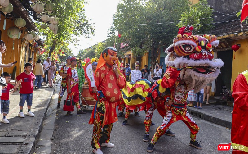 Lễ diễu hành thu hút nhiều người tham gia