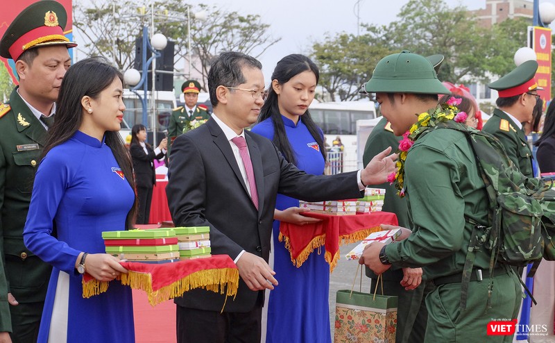 Bí thư Thàn uỷ Đà Nẵng Nguyễn Văn Quảng động viên tân binh trước khi lên đường nhập ngũ