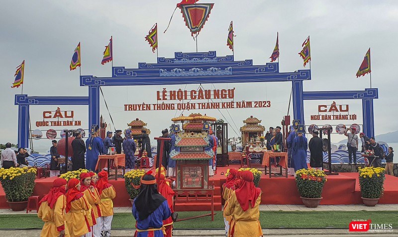 Các bậc tiền hiền dâng hương