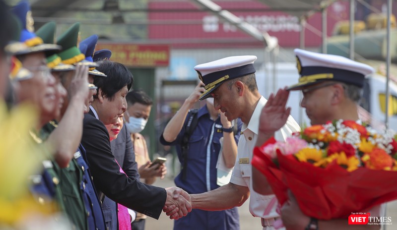 Ông Yakabe Yoshinori (trái) - Tổng Lãnh sự Nhật Bản tại Đà Nẵng bắt tay chúc mừng tàu đến thăm Đà Nẵng