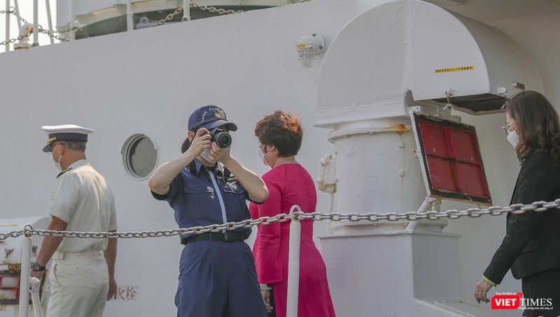 Thuỷ thủ đoàn ghi lại hình ảnh tàu đến Đà Nẵng
