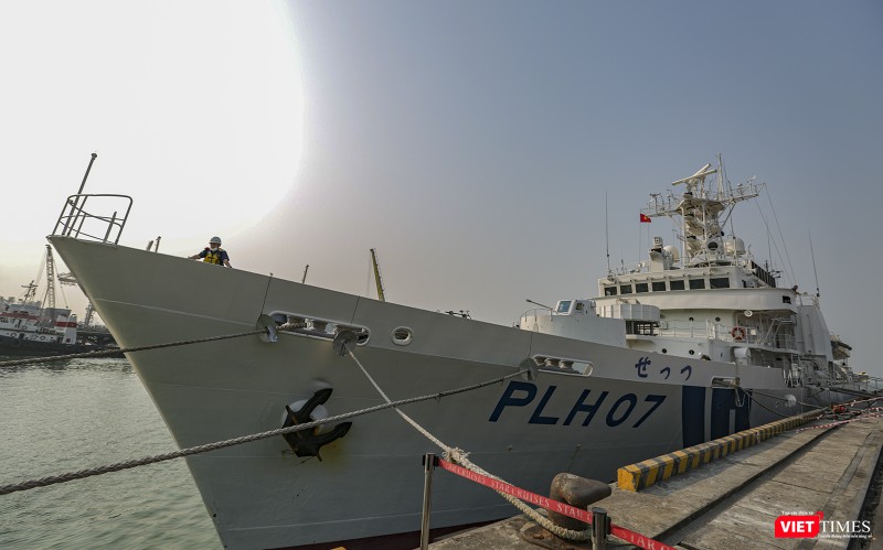Tàu tuần tra SETTSU thuộc Bộ Tư lệnh Vùng 5 Lực lượng Bảo vệ bờ biển Nhật Bản tại cảng Tiên Sa (Đà Nẵng)