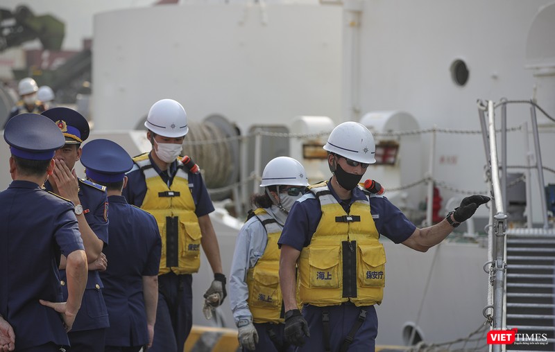 Thuỷ thủ trên tàu kiểm tra an toàn khi tàu cập cảng