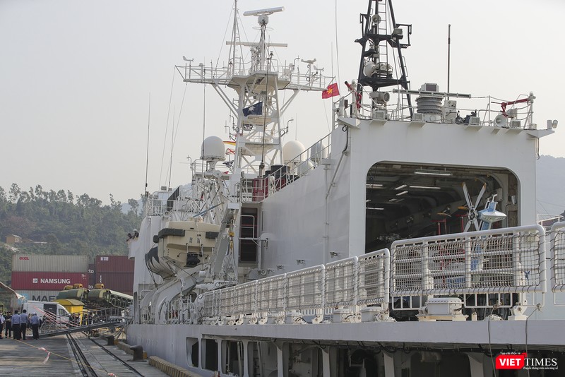 Tàu được trang bị một máy bay cỡ nhỏ phía sau