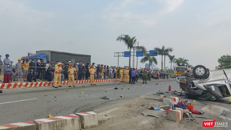 Lực lượng chức năng phong toả hiện trường để cấp cứu các nạn nhân Lực lượng chức năng phong toả hiện trường để cấp cứu các nạn nhân