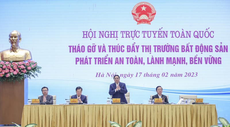 Thủ tướng Phạm Minh Chính chủ trì Hội nghị trực tuyến toàn quốc "tháo gỡ khó và thúc đẩy thị trường bất động sản phát triển an toàn, lành mạnh, bền vững" diễn ra sáng ngày 17/2 (Ảnh VGP/Nhật Bắc)