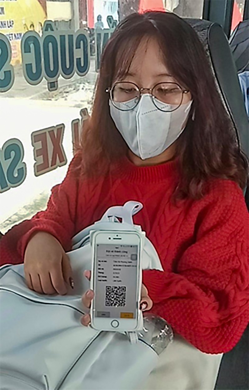 Hành khách xuất trình vé điện tử cho nhân viên khi đi xe buýt Hành khách xuất trình vé điện tử cho nhân viên khi đi xe buýt