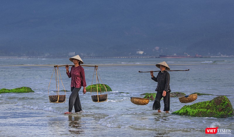 Gánh cá về làng