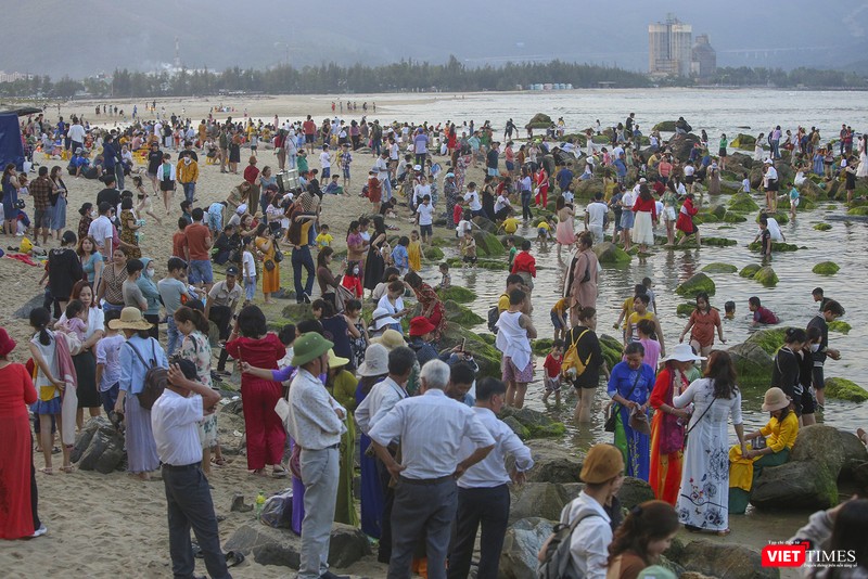Du khách và người dân đến gành đá Nam Ô (Đà Nẵng)