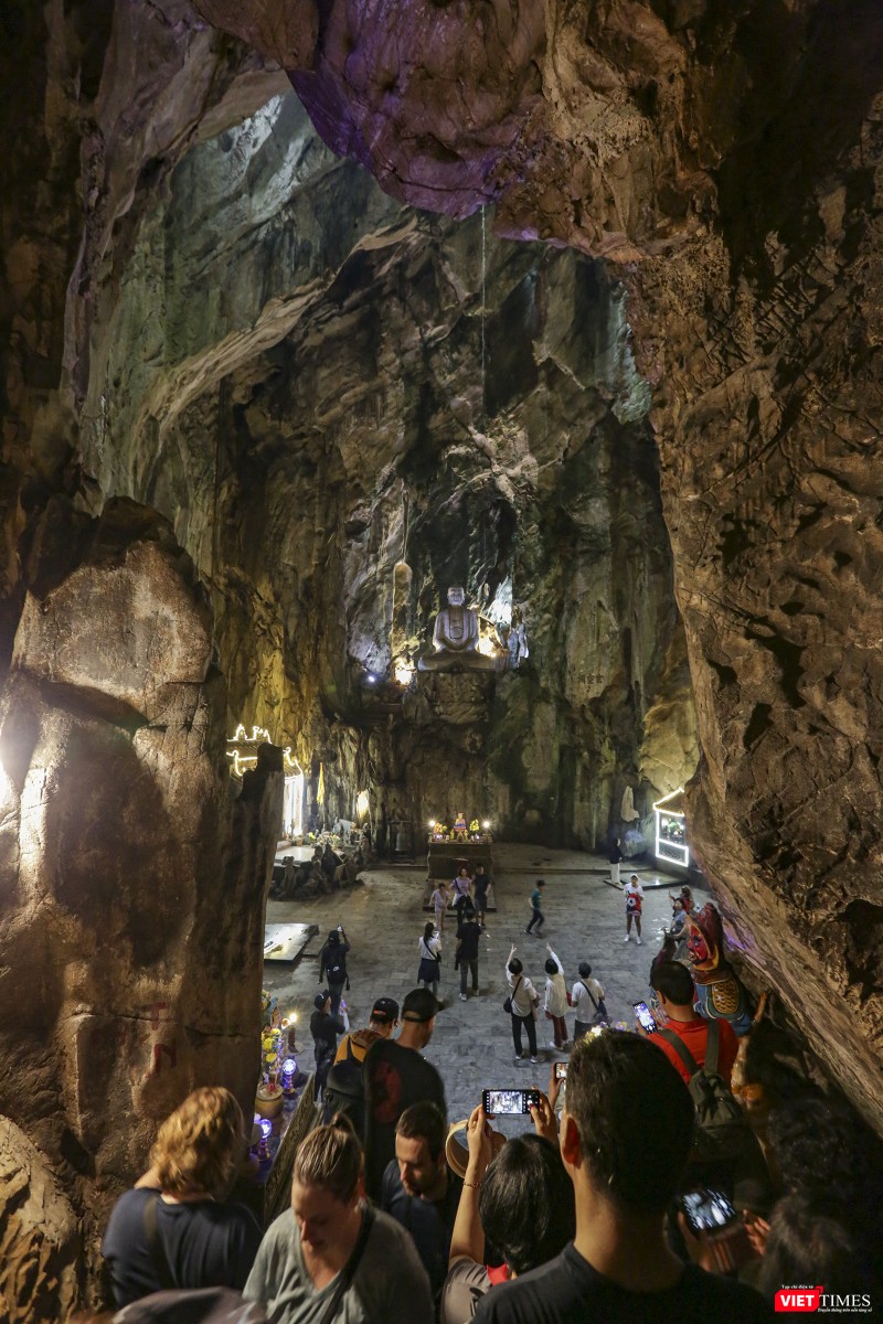 Du khách hứng thú với vẻ đẹp của danh thắng Ngũ Hành Sơn