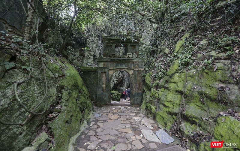 Lối vào động Huyền không tại danh thắng Ngũ Hành Sơn