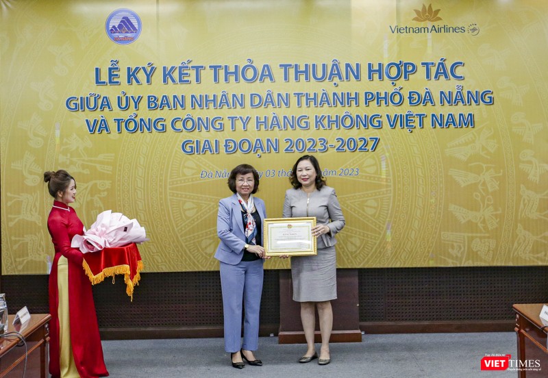 Bà Ngô Thị Kim Yến - Phó Chủ tịch UBND TP Đà Nẵng trao tặng bằng khen của Chủ tịch UBND TP cho Chi nhánh Vietnam Airlines khu vực Việt Nam đối với các thành tích trong năm 2022.