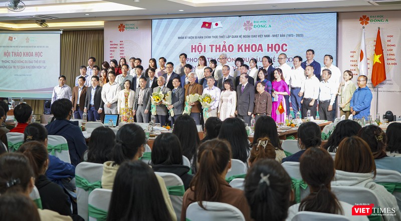 Các nhà nghiên cứu, nhà quản lý, nhà khoa học và đại biểu chụp ảnh lưu niệm nhân sự kiện Các nhà nghiên cứu, nhà quản lý, nhà khoa học và đại biểu chụp ảnh lưu niệm nhân sự kiện