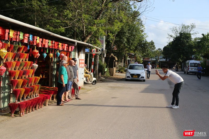 Du khách chụp ảnh lưu niệm tại làng hương Thuỷ Xuân (Huế)