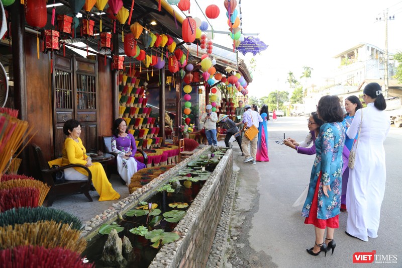 Làng hương Thủy Xuân (Huế) tấp nập du khách, người dân đến thăm thú, chụp ảnh, checkin 